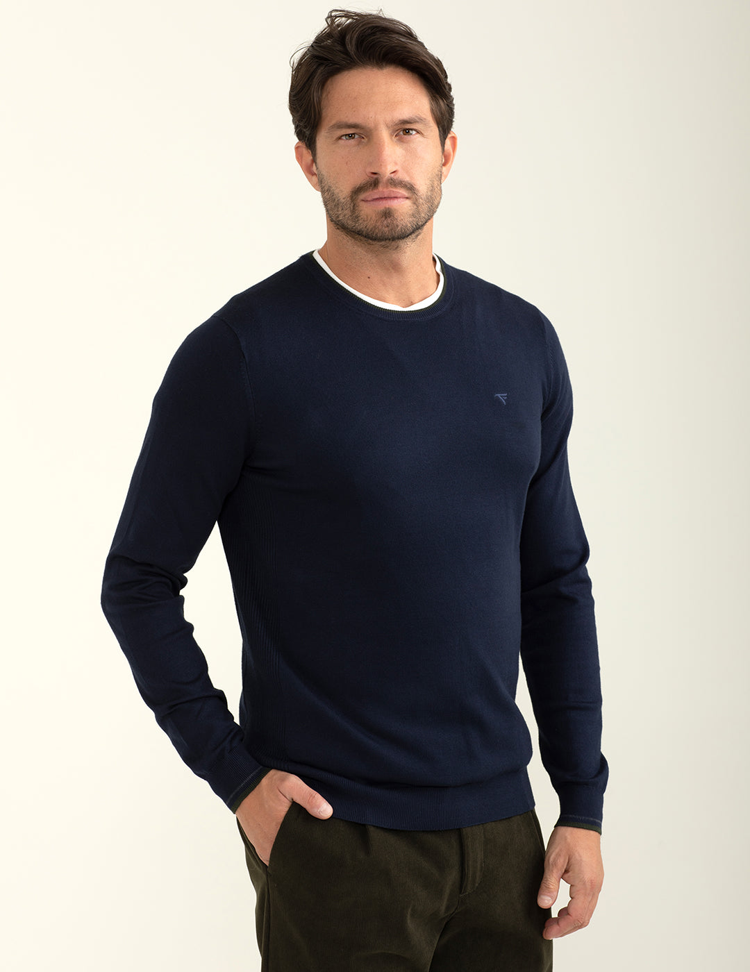 Maglia girocollo con logo ricamato in contrasto uomo blue fm24w03mg cc-a0601 Maglia girocollo con logo ricamato in contrasto