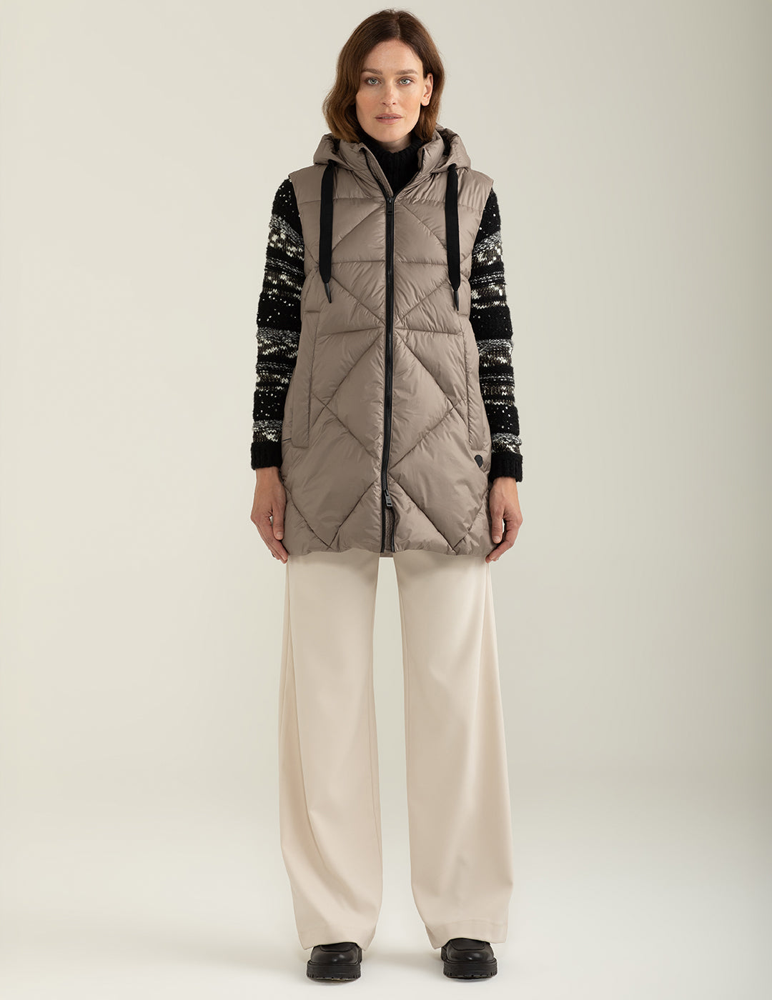 Piumino smanicato con cappuccio regolabile donna taupe fw24w14ks cc-a0114 Piumino smanicato con cappuccio regolabile