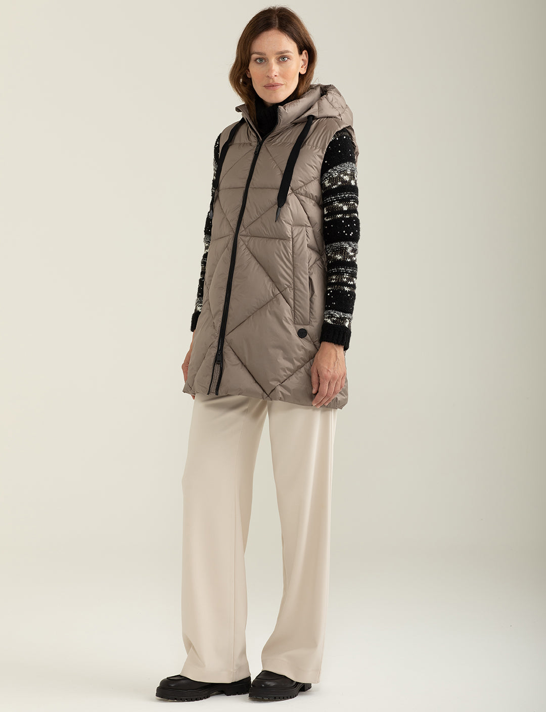 Piumino smanicato con cappuccio regolabile donna taupe fw24w14ks cc-a0114 Piumino smanicato con cappuccio regolabile
