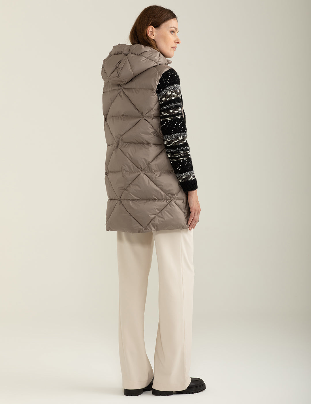 Piumino smanicato con cappuccio regolabile donna taupe fw24w14ks cc-a0114 Piumino smanicato con cappuccio regolabile