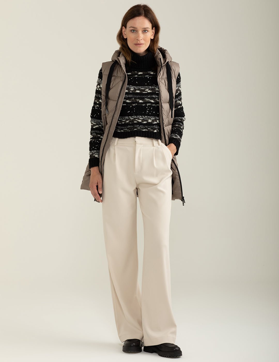 Piumino smanicato con cappuccio regolabile donna taupe fw24w14ks cc-a0114 Piumino smanicato con cappuccio regolabile