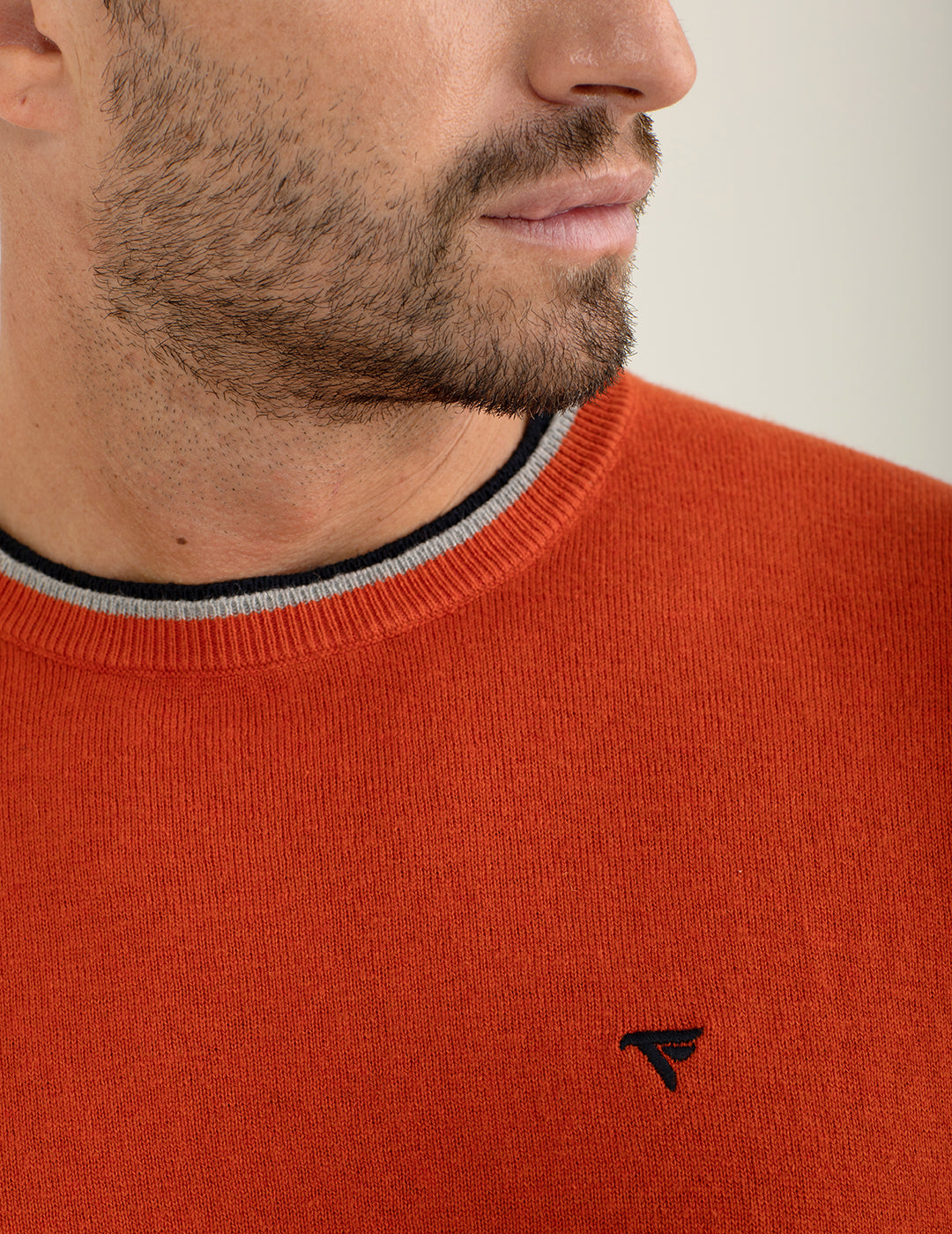 Maglia girocollo con logo ricamato in contrasto uomo orange fm24w09mg cc-a0201 Maglia girocollo con logo ricamato in contrasto