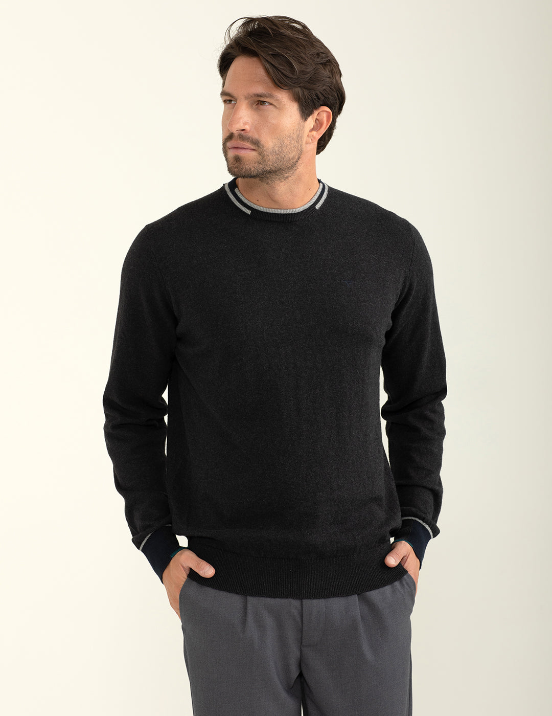 Maglia girocollo con logo ricamato in contrasto uomo antracite melange fm24w10mg cc-a0953 Maglia girocollo con logo ricamato in contrasto