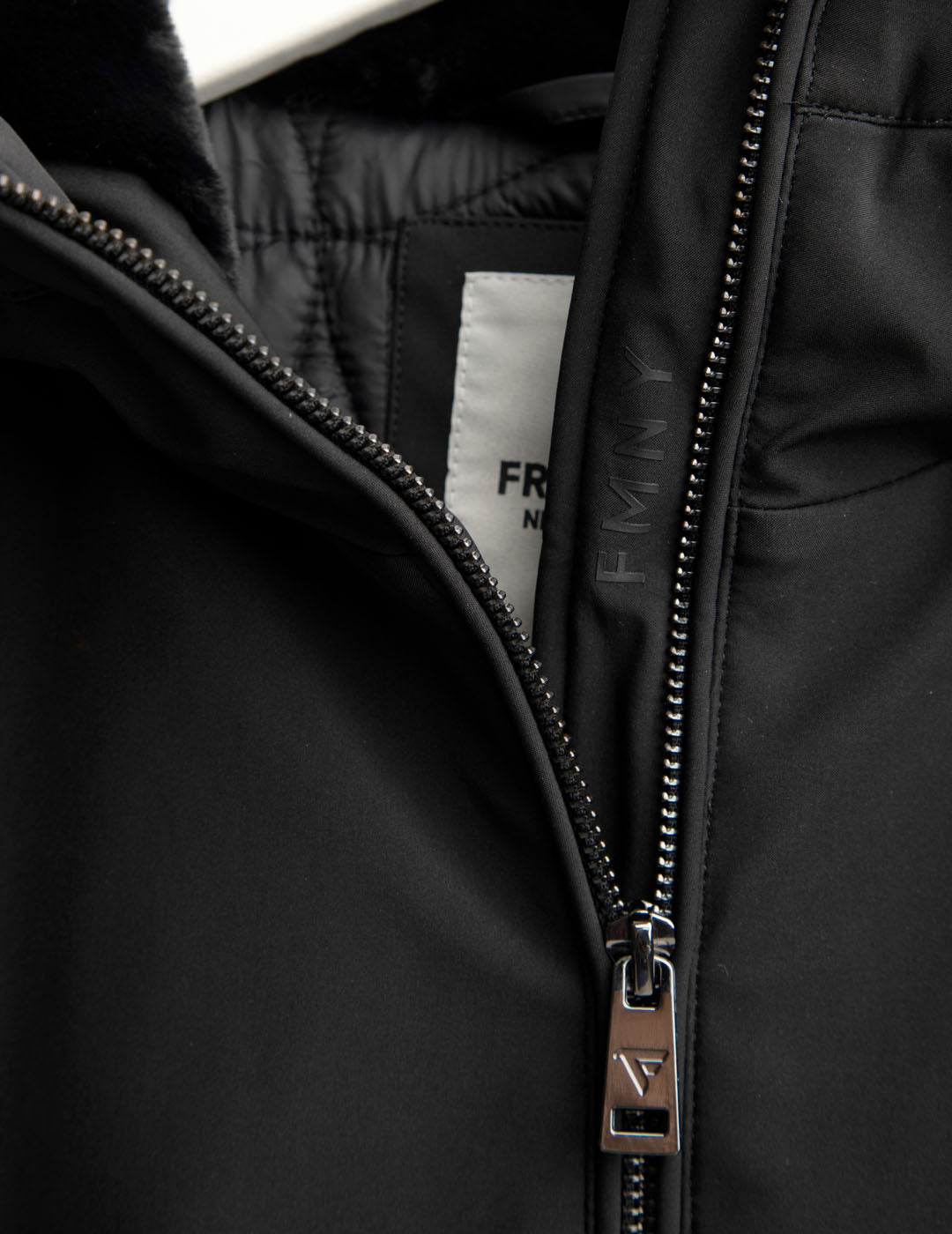 Giubbino lungo in soft shell con interno in pelliccia sintetica donna black fw25w11ku cc-a0951 Giubbino lungo in soft shell con interno in pelliccia sintetica