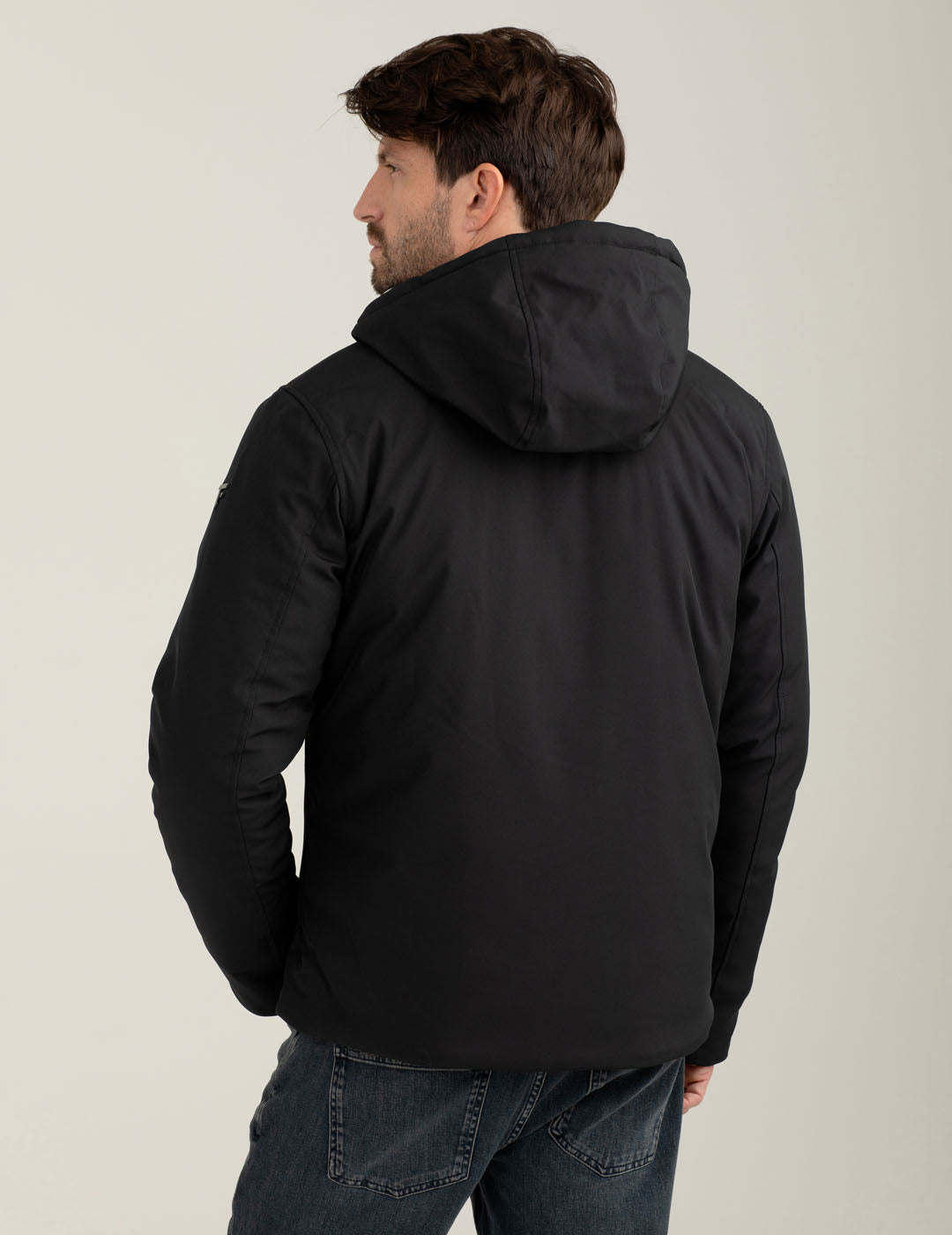 Giubbotto in soft-shell con cappuccio e dettagli a contrasto uomo black fm25w22ku cc-a0951 Giubbotto in soft-shell con cappuccio e dettagli a contrasto