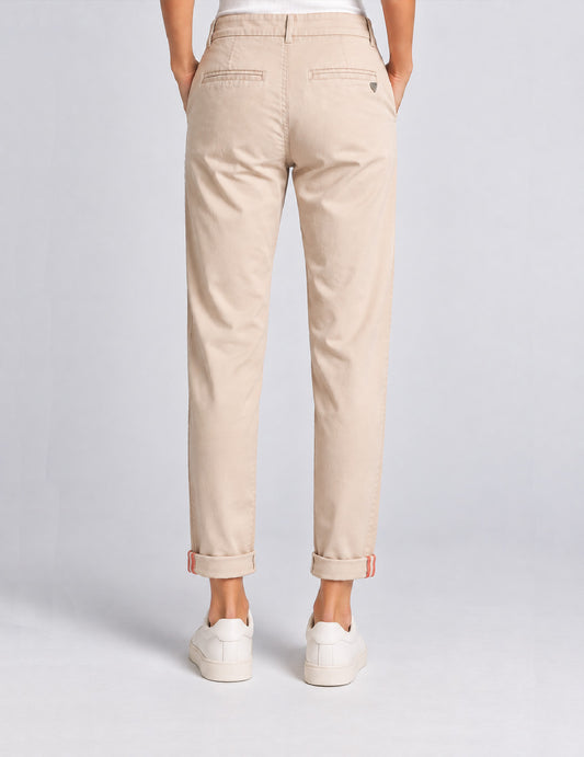 PANTALONE CHINO CON DETTAGLI A CONTRASTO - back - 002