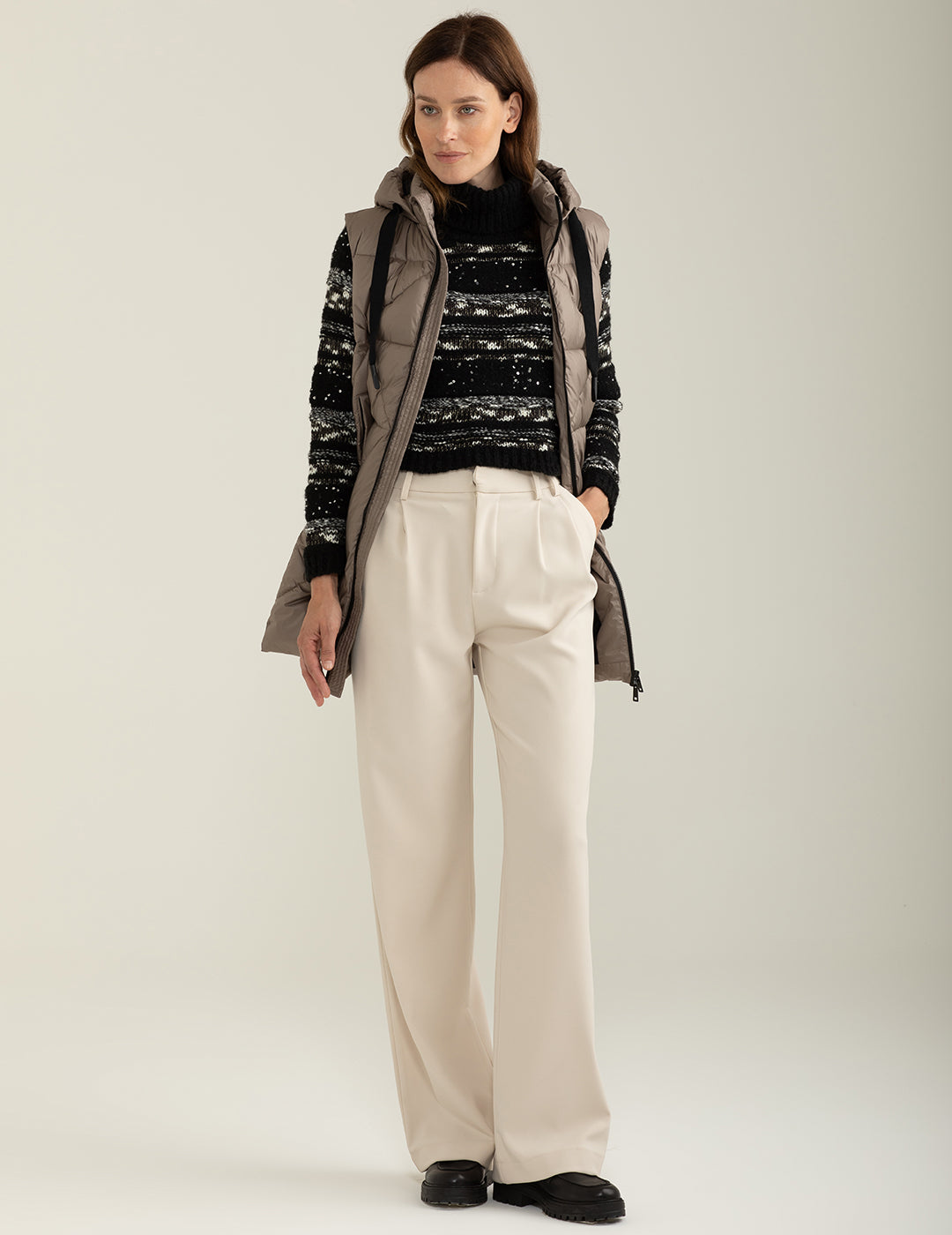 Piumino smanicato con cappuccio regolabile donna taupe fw24w14ks cc-a0114 Piumino smanicato con cappuccio regolabile