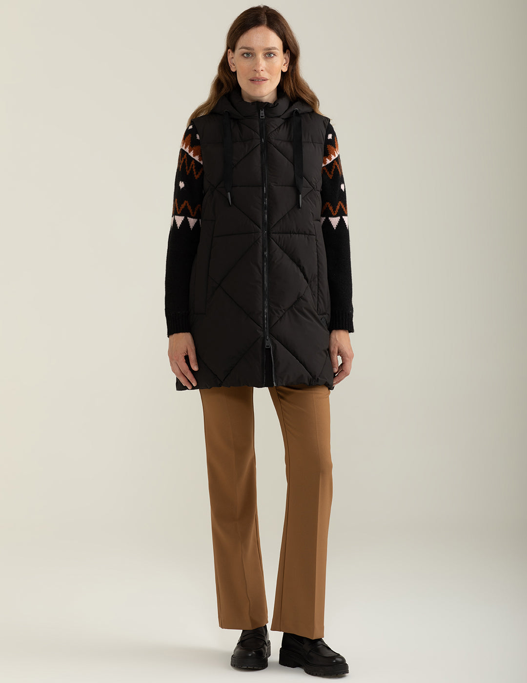 Piumino smanicato con cappuccio regolabile donna black fw24w14ks cc-a0951 Piumino smanicato con cappuccio regolabile