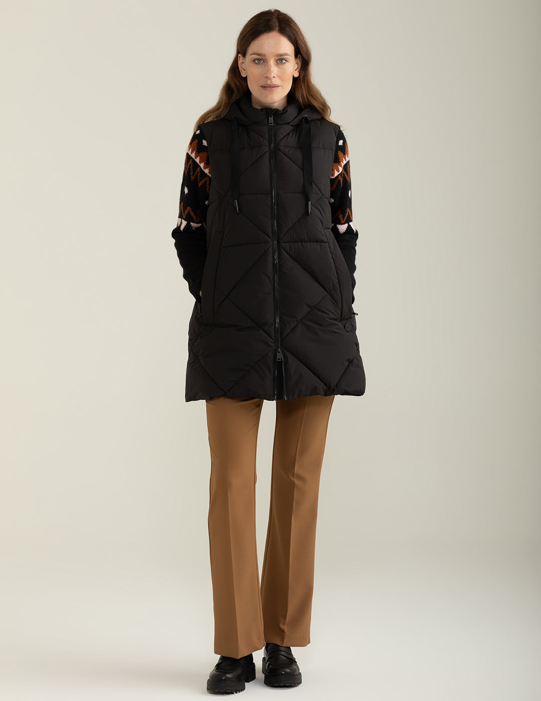 Piumino smanicato con cappuccio regolabile donna black fw24w14ks cc-a0951 Piumino smanicato con cappuccio regolabile