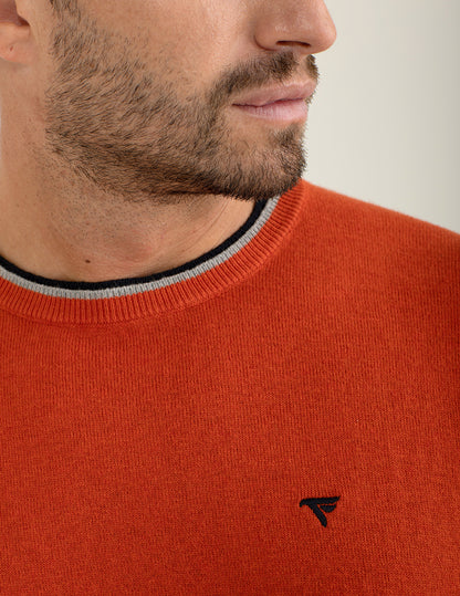 Maglia girocollo con logo ricamato in contrasto