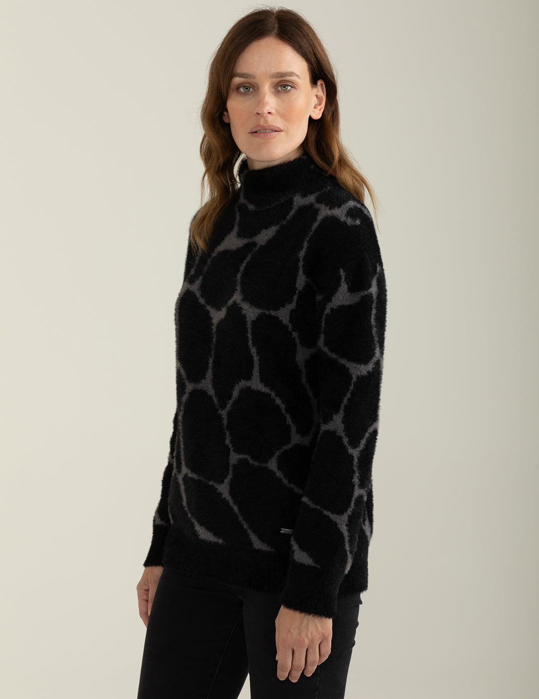 Maglia girocollo alto con sofisticata fantasia jacquard animalier donna black fw24w24mg cc-a0951 Maglia girocollo alto con sofisticata fantasia jacquard animalier