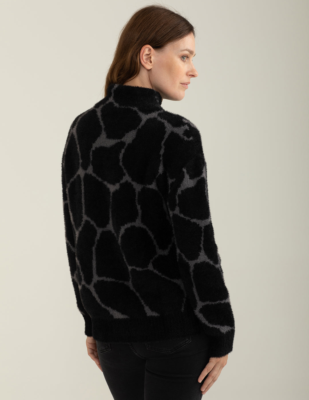 Maglia girocollo alto con sofisticata fantasia jacquard animalier donna black fw24w24mg cc-a0951 Maglia girocollo alto con sofisticata fantasia jacquard animalier