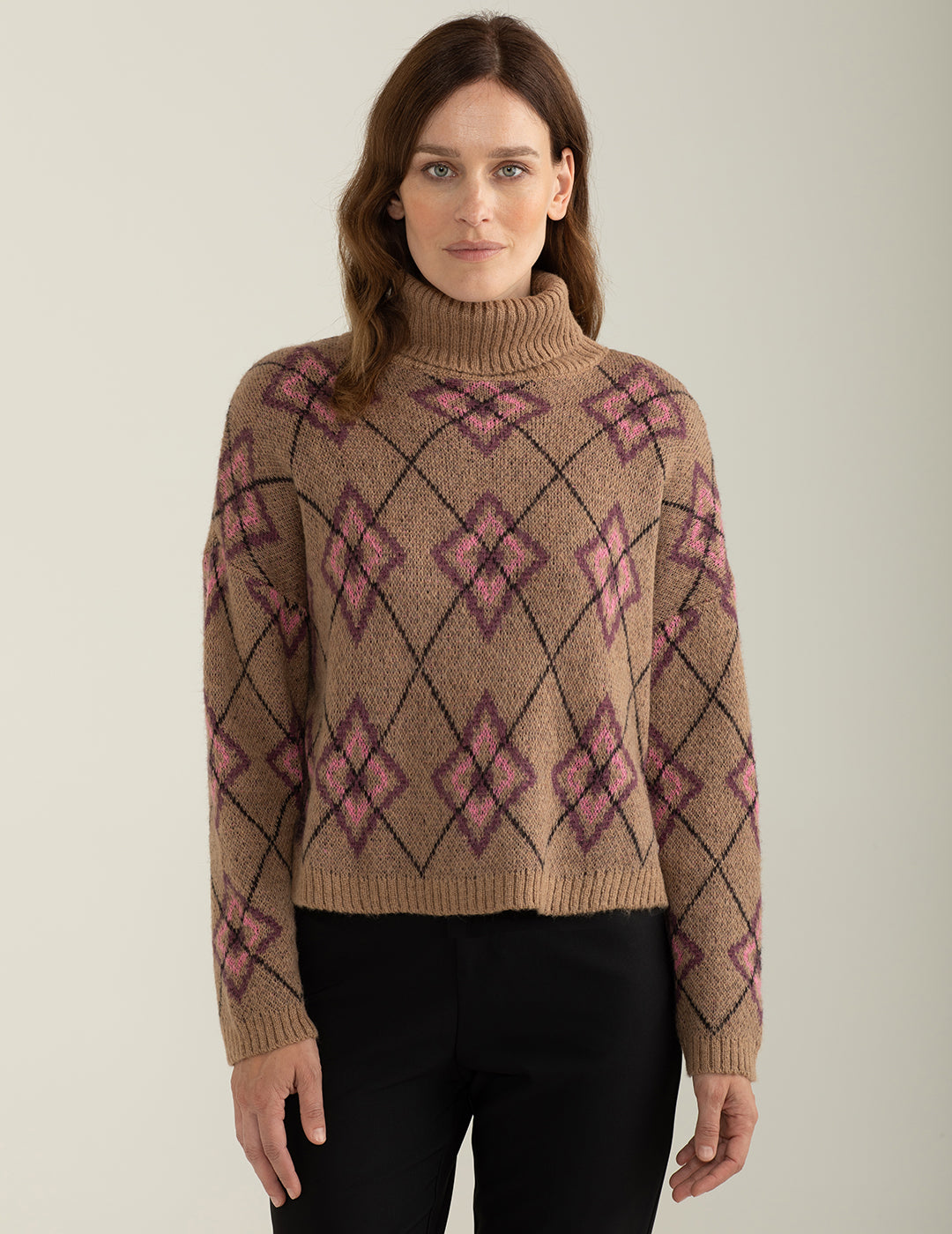 Maglia dolcevita con fantasia jacquard piazzata donna beige fw24w07md cc-a0101 Maglia dolcevita con fantasia jacquard piazzata