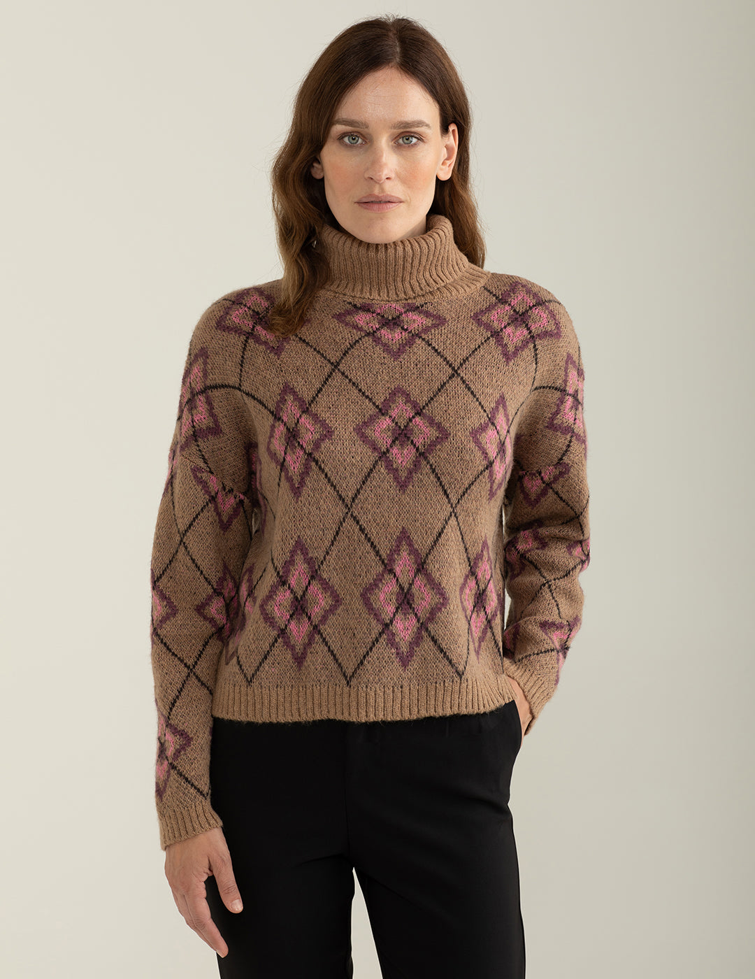 Maglia dolcevita con fantasia jacquard piazzata donna beige fw24w07md cc-a0101 Maglia dolcevita con fantasia jacquard piazzata