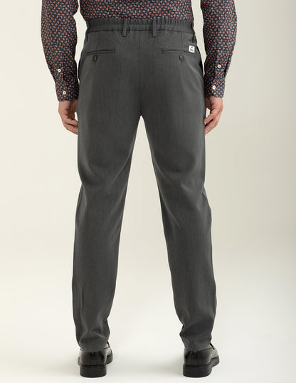 Pantalone in tinta unita modello "chino"