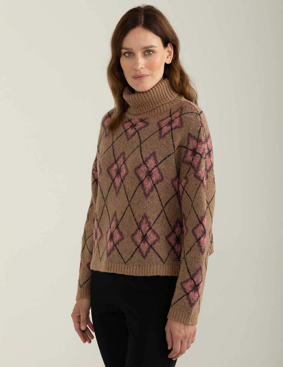 Maglia dolcevita con fantasia jacquard piazzata donna beige fw24w07md cc-a0101 Maglia dolcevita con fantasia jacquard piazzata