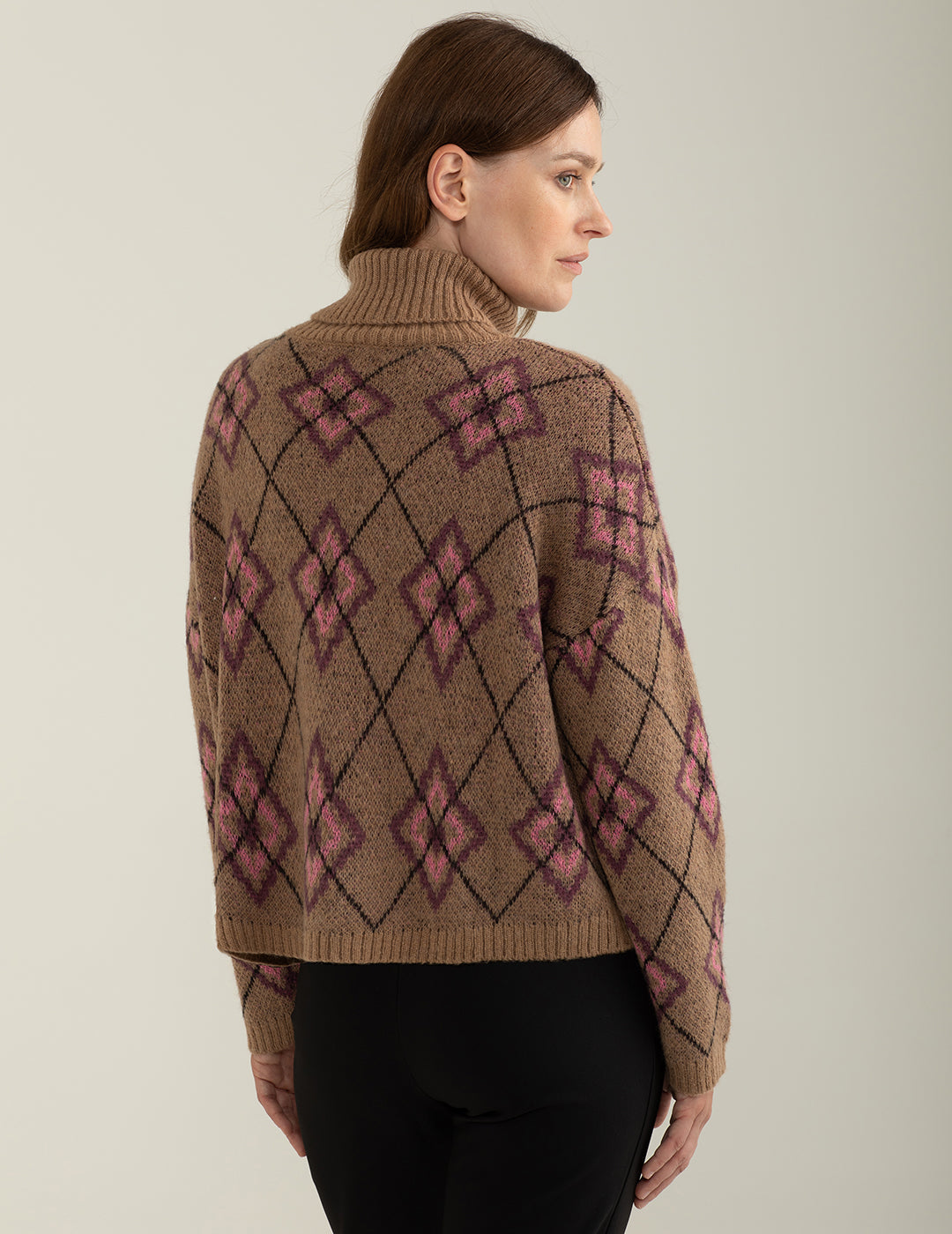 Maglia dolcevita con fantasia jacquard piazzata donna beige fw24w07md cc-a0101 Maglia dolcevita con fantasia jacquard piazzata