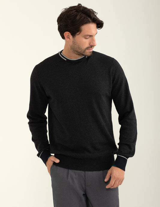 Maglia girocollo con logo ricamato in contrasto - back - 002