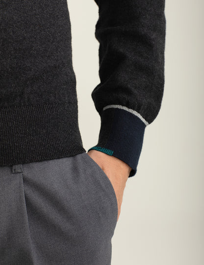 Maglia girocollo con logo ricamato in contrasto