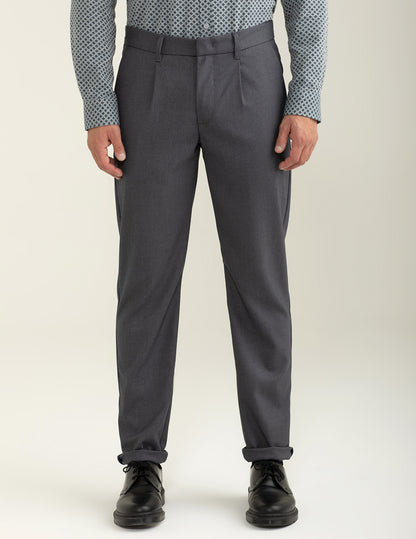 Pantalone modello "chino" con pinces frontali