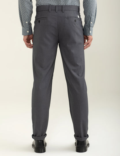 Pantalone modello "chino" con pinces frontali