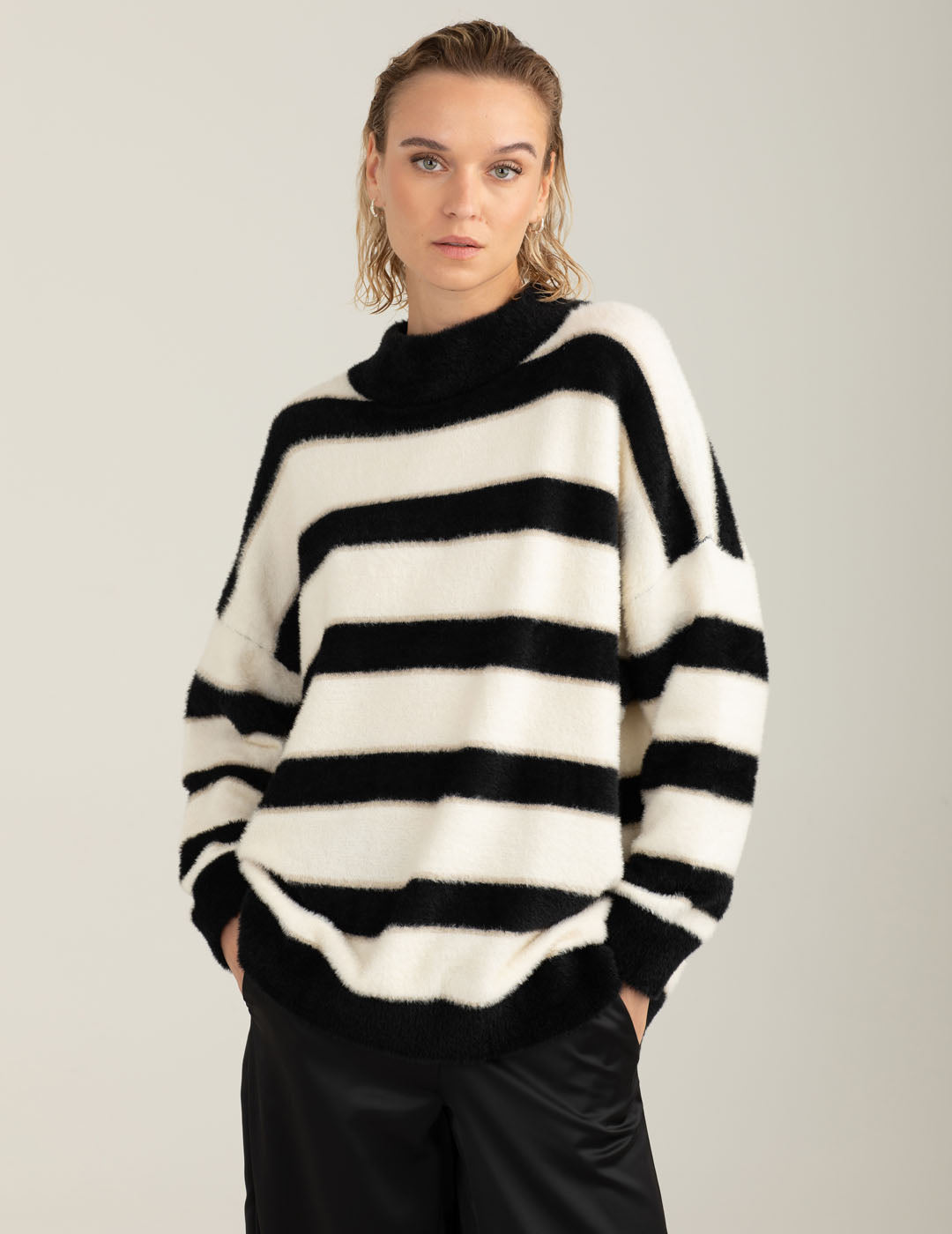 Maglia dolcevita effetto pelliccia a righe lurex donna off white fw25w27md cc-a0002 Maglia dolcevita effetto pelliccia a righe lurex