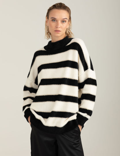 Maglia dolcevita effetto pelliccia a righe lurex