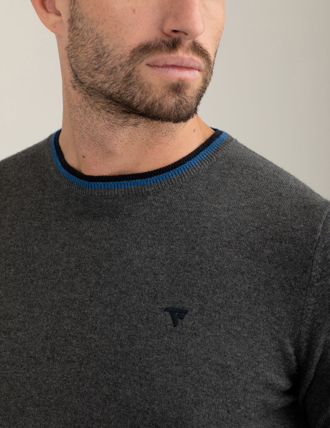 Maglia girocollo con dettagli a contrasto uomo antracite melange fm25w15mg cc-a0953 Maglia girocollo con dettagli a contrasto