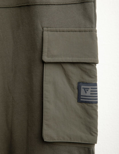 Pantalone tasconato in felpa con dettagli nylon