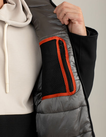 Giubbotto in soft-shell con cappuccio e dettagli a contrasto