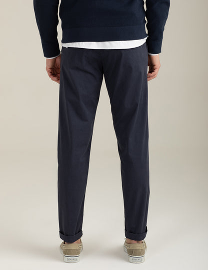 Pantalone chino in twill di satin stretch
