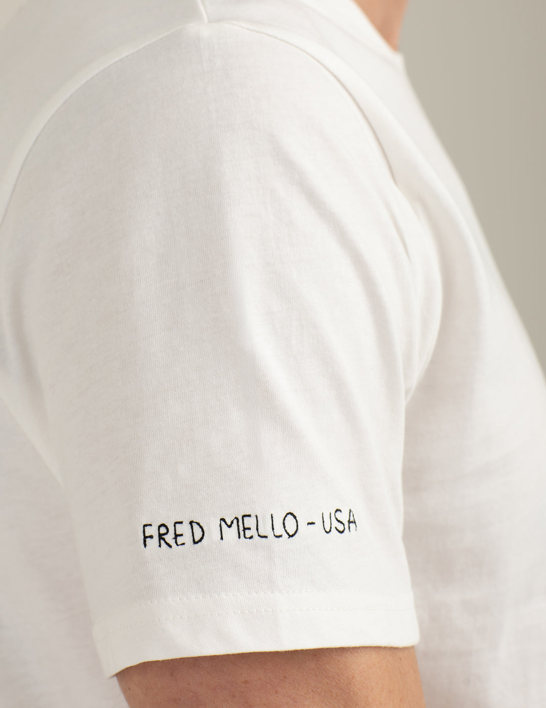 T-shirt girocollo con taschino e ricami uomo off white fm26s29tg cc-a0002 T-shirt girocollo con taschino e ricami