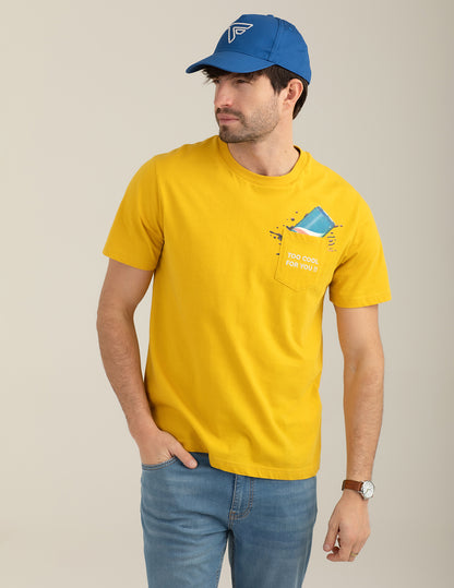 T-shirt girocollo con taschino e grafica