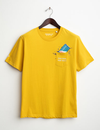 T-shirt girocollo con taschino e grafica