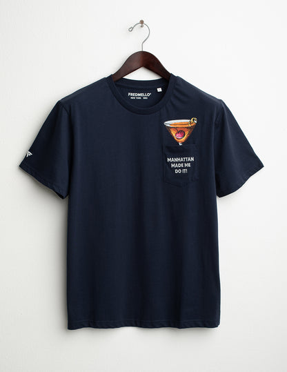 T-shirt girocollo con taschino e grafica